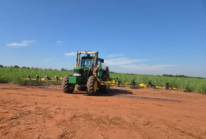 Pulverização localizada em cana-de-açúcar reduz uso de herbicidas em até 90% e amplia eficiência no campo