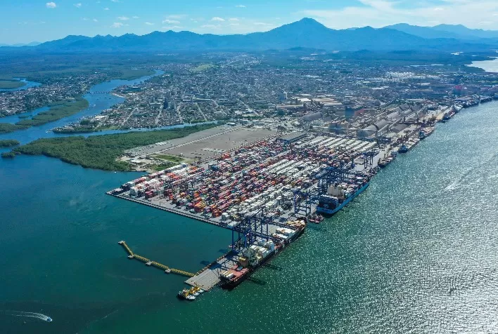 Exportações de carne bovina e madeira para América do Norte avançam e impulsionam movimentação no Porto de Paranaguá