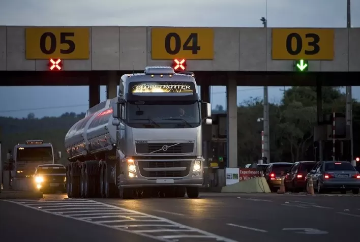 Tráfego de veículos pesados cai 4,1% em São Paulo em maio e pressiona fluxo nas rodovias, aponta Veloe/Fipe