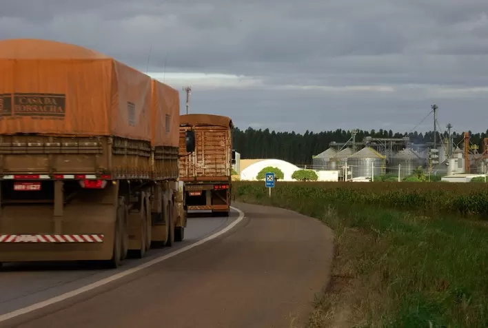Frete rodoviário cai em maio com diesel mais barato, mas agronegócio mantém demanda aquecida