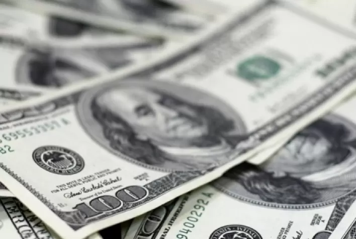 Dólar sobe e mercado entra em compasso de espera para decisões de juros no Brasil e nos EUA
