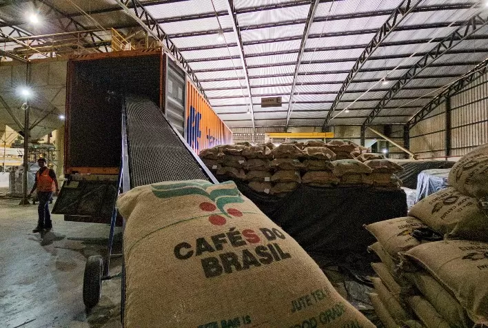 Brasil exporta menos café em volume, mas mantém faturamento com preços elevados