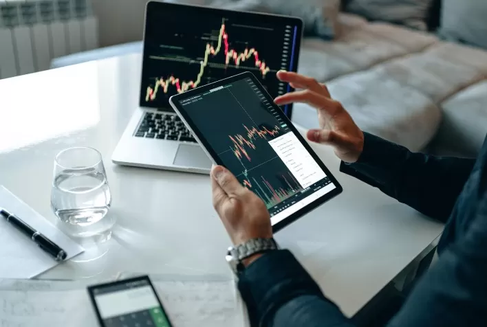 Mercados globais operam em alta com impulso da IA; Ibovespa Futuro ronda 174,5 mil pontos e dólar avança com cautela fiscal