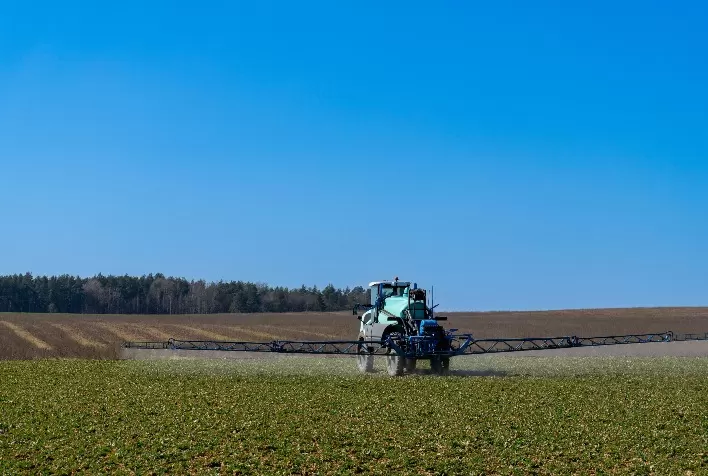 Brasil bate recorde na aprovação de pesticidas, mas aumento de cancelamentos e judicialização acende alerta no mercado regulatório