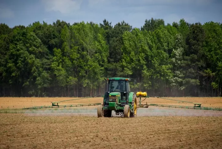 China amplia investimentos em agroquímicos no Brasil e fortalece parceria estratégica para o agronegócio