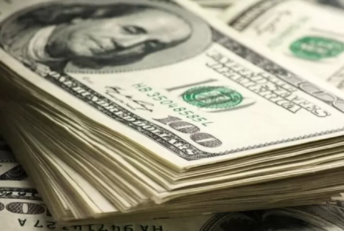 Dólar sobe acima de R$ 5,13 com novas tarifas de Trump e pressão externa; Ibovespa recua em dia de cautela nos mercados