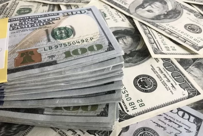 Dólar hoje oscila perto da estabilidade enquanto Ibovespa avança; mercado monitora Oriente Médio, EUA e cenário fiscal brasileiro