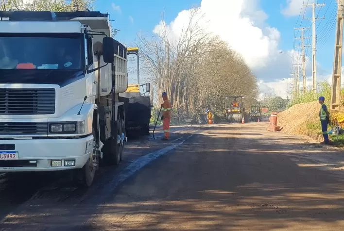Pavimentação de estrada rural em Carambeí recebe R$ 8 milhões e impulsiona o agronegócio nos Campos Gerais