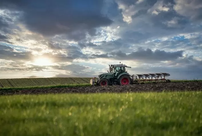Tratores importados avançam no Brasil e aumentam disputa no mercado de máquinas agrícolas