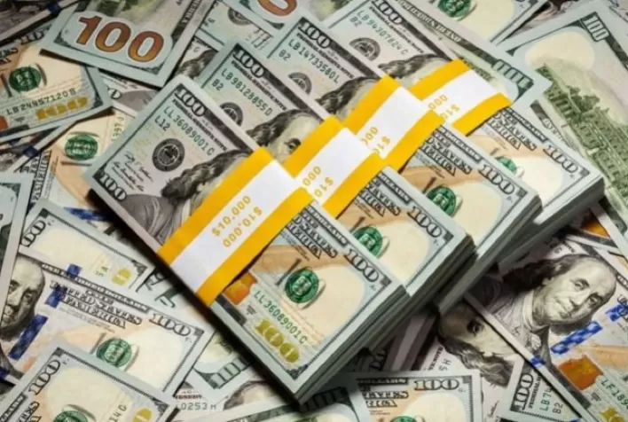 Dólar recua para perto de R$ 5,10 e mercado acompanha payroll dos EUA; Ibovespa inicia sessão em alta