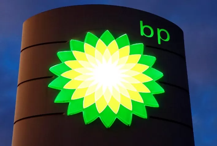 BP mais que dobra lucro trimestral e supera US$ 5 bilhões com alta do petróleo e refino