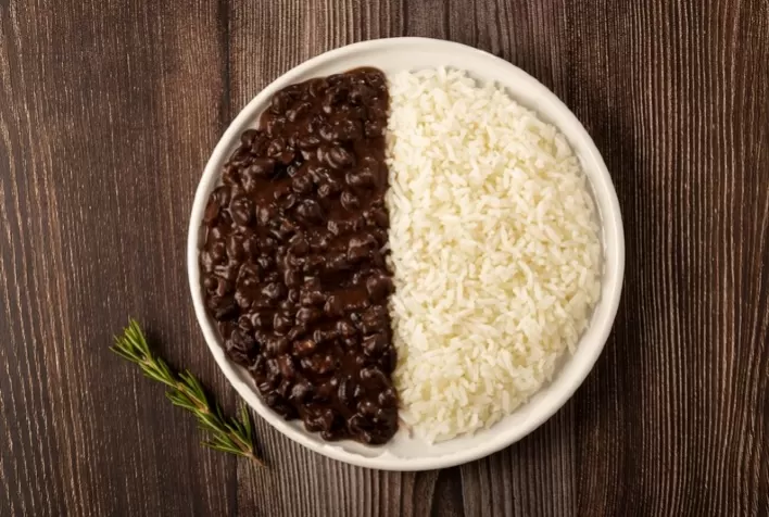 Arroz com feijão melhora qualidade da dieta, reduz custos e gera menor impacto ambiental, aponta estudo