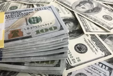 Dólar sobe e mercado financeiro opera em cautela com petróleo, IPCA-15 e expectativa pelo PIB do Brasil