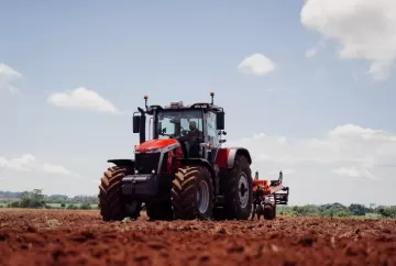 Do vapor à inteligência artificial: evolução dos tratores redefine produtividade e tecnologia no agronegócio brasileiro