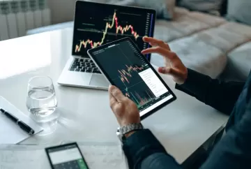 Mercados globais operam em alta com impulso da IA; Ibovespa Futuro ronda 174,5 mil pontos e dólar avança com cautela fiscal
