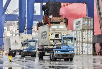 Exportações brasileiras de lácteos despencam e balança comercial registra déficit recorde em 2026