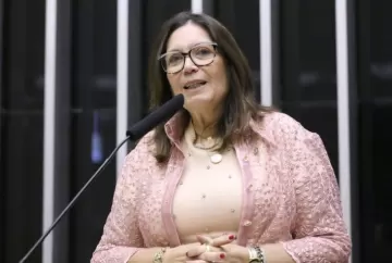 Mistura E32 na gasolina vira alvo no Congresso: projeto quer suspender aumento do etanol e reacende debate sobre segurança técnica
