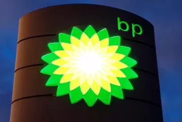 BP mais que dobra lucro trimestral e supera US$ 5 bilhões com alta do petróleo e refino
