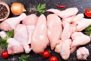Preços do frango ficam estáveis no Brasil, mas oferta elevada limita reação do mercado