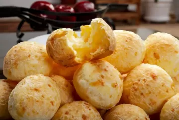 Dia Nacional do Pão de Queijo: consumo supera 25 mil toneladas por mês e mercado busca versões mais saudáveis