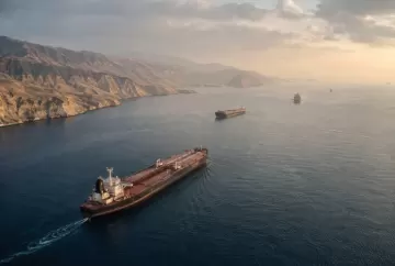 Tráfego no Estreito de Ormuz reage, mas segue abaixo da média e mantém alerta no comércio global