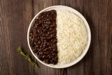 Arroz com feijão melhora qualidade da dieta, reduz custos e gera menor impacto ambiental, aponta estudo