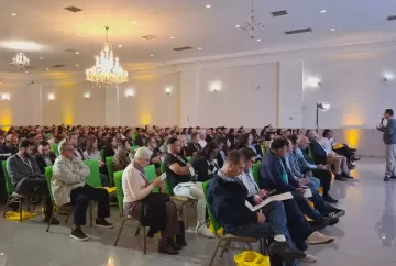 Incubação e manejo de matrizes avícolas reúnem 260 profissionais em simpósio da FACTA