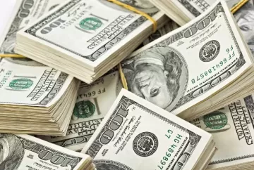 Dólar cai mais de 4% e rompe R$ 5 após primeiro turno; ativos brasileiros avançam