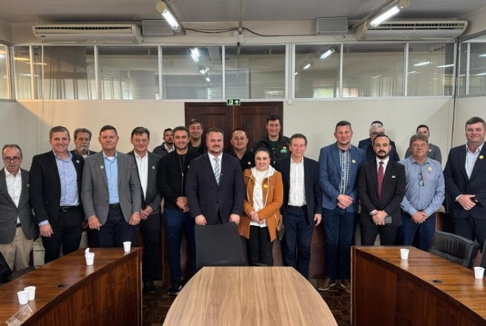 Comitiva do Paraná visita Vale do Rio Pardo para conhecer a classificação do tabaco na propriedade