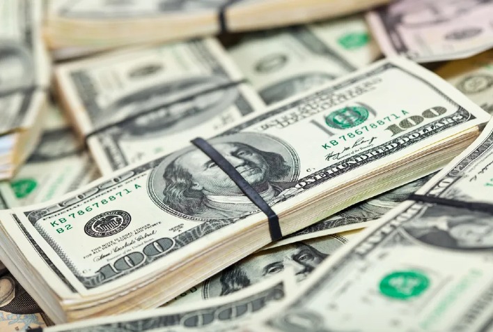 Dólar abre em queda com foco no cenário político e fiscal