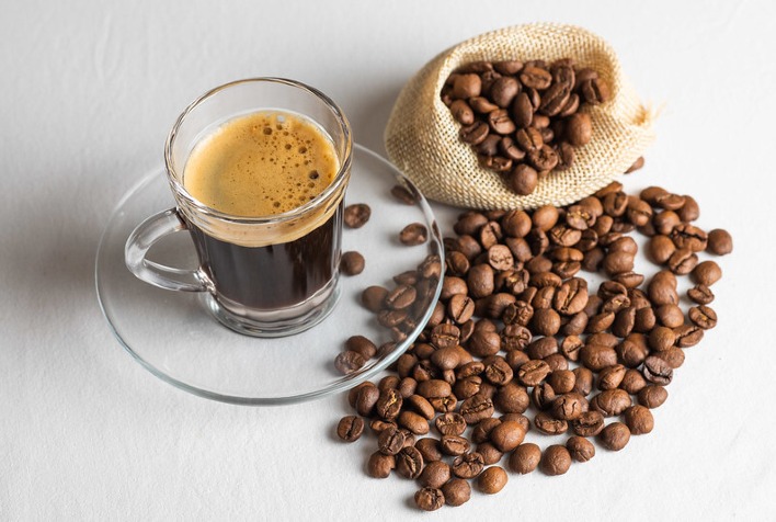 Café mantém trajetória de alta com estoques em queda e preocupações climáticas no Brasil e Vietnã
