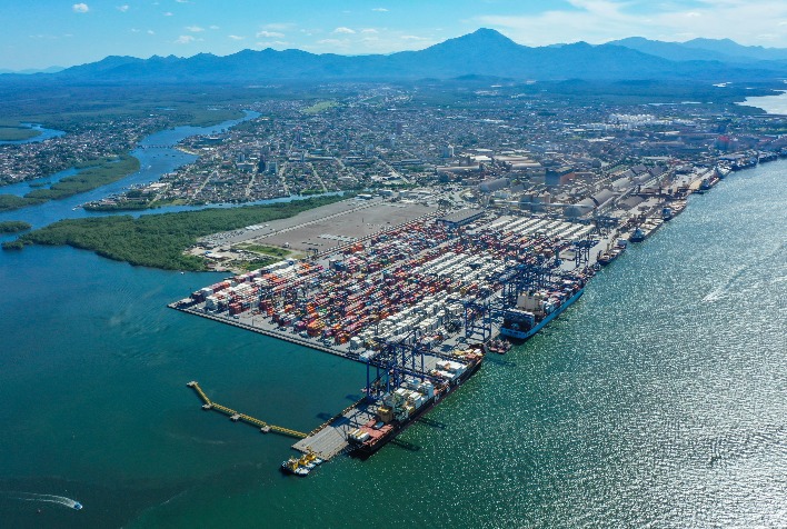 Exportações de carne bovina e madeira para América do Norte avançam e impulsionam movimentação no Porto de Paranaguá