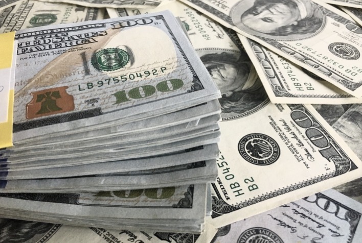 Dólar hoje oscila perto da estabilidade enquanto Ibovespa avança; mercado monitora Oriente Médio, EUA e cenário fiscal brasileiro